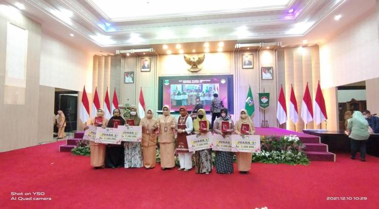 Dharma Wanita Persatuan (DWP) Biro Umum Sekretariat Provinsi Banten mengikuti agenda peringatan Hari Ulang Tahun (HUT) ke-22 Tingkat Provinsi Banten Tahun 2021