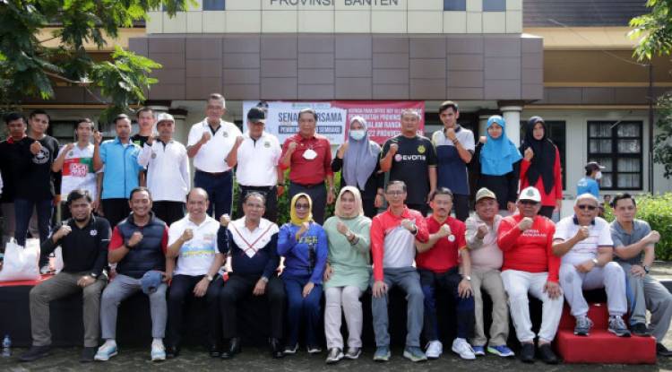 Berbagi Bahagia, Pj Gubernur Al Muktabar Serahkan 1.192 Paket Sembako Untuk Pramubakti Pemprov Banten