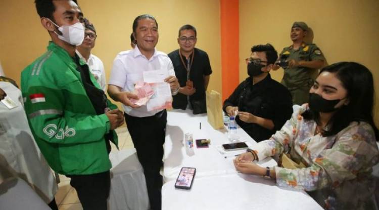 Salurkan Bantuan Sosial, Pj Gubernur Banten Al Muktabar: Bentuk Kebersamaan Pemerintah dengan Masyarakat