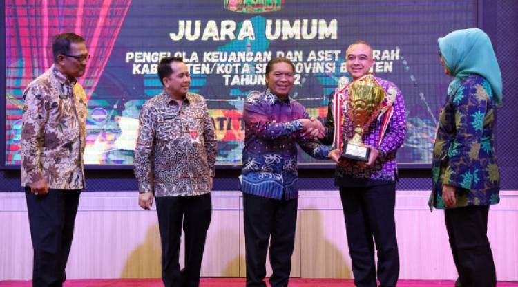 Pj Gubernur Al Muktabar Serahkan Penghargaan Pengelolaan Keuangan dan Aset Daerah Kabupaten/Kota se-Provinsi Banten Tahun 2022