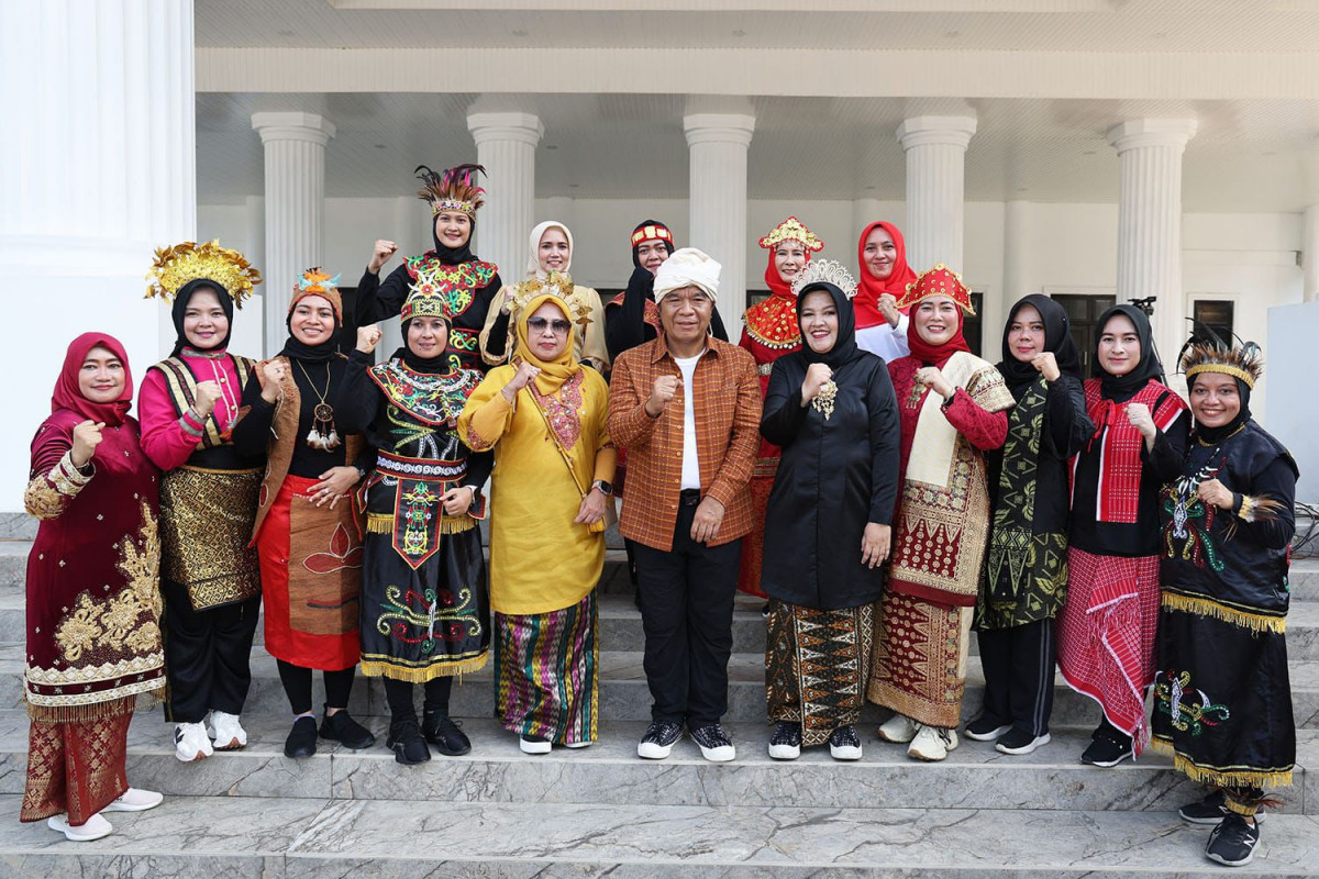 Pj Gubernur Banten Al Muktabar Ajak Generasi Muda Hidup Sehat dan Lestarikan Wastra Nusantara