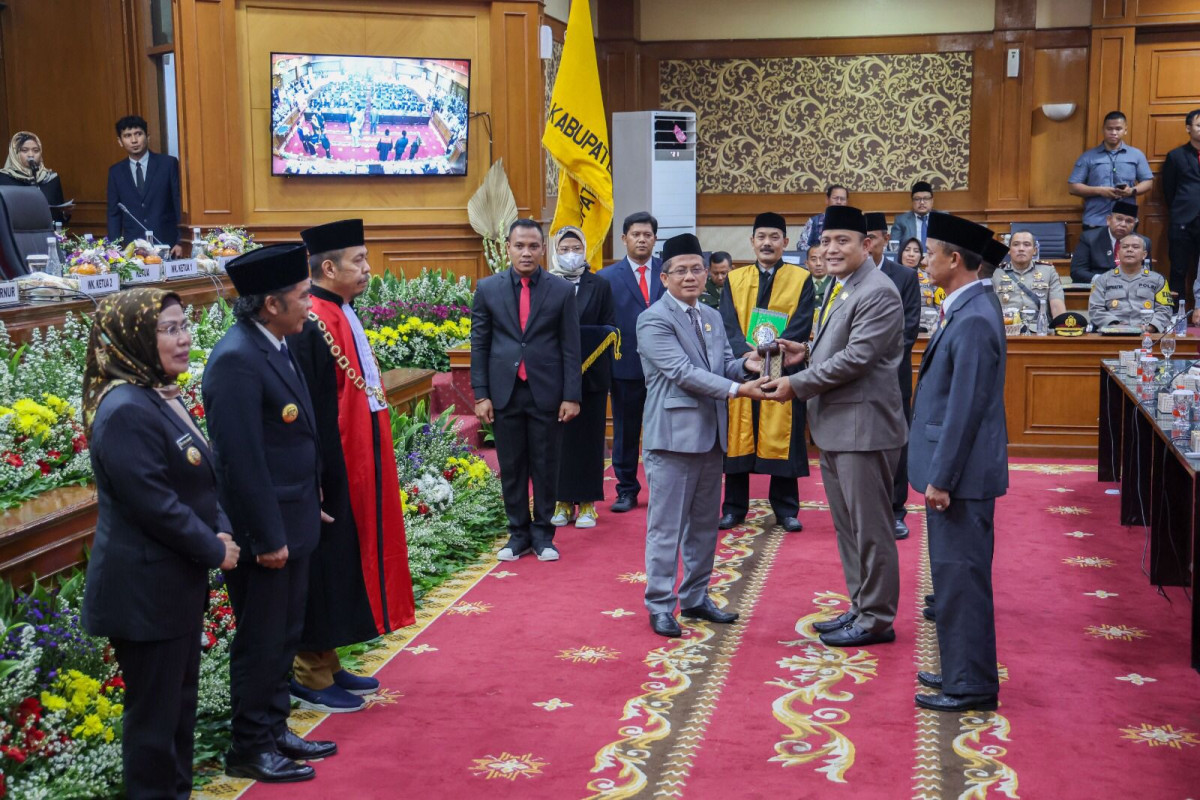 Pj Gubernur Banten Al Muktabar Hadiri Penetapan Pimpinan DPRD Kabupaten Serang Masa Jabatan 2024-2029