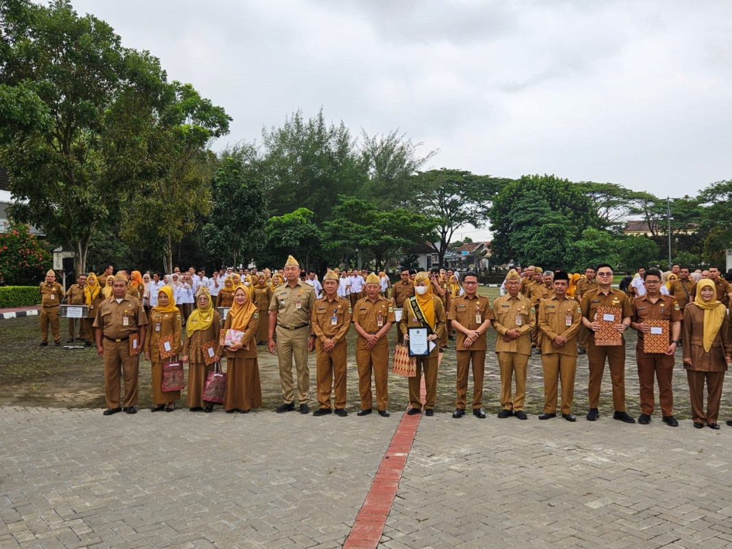 Pelaksanaan Apel Pagi dan Pemberian Penghargaan ASN Teladan Periode Bulan Desember 2024 di Lingkungan Biro Umum dan Perlengkapan Sekretariat Daerah Provinsi Banten
