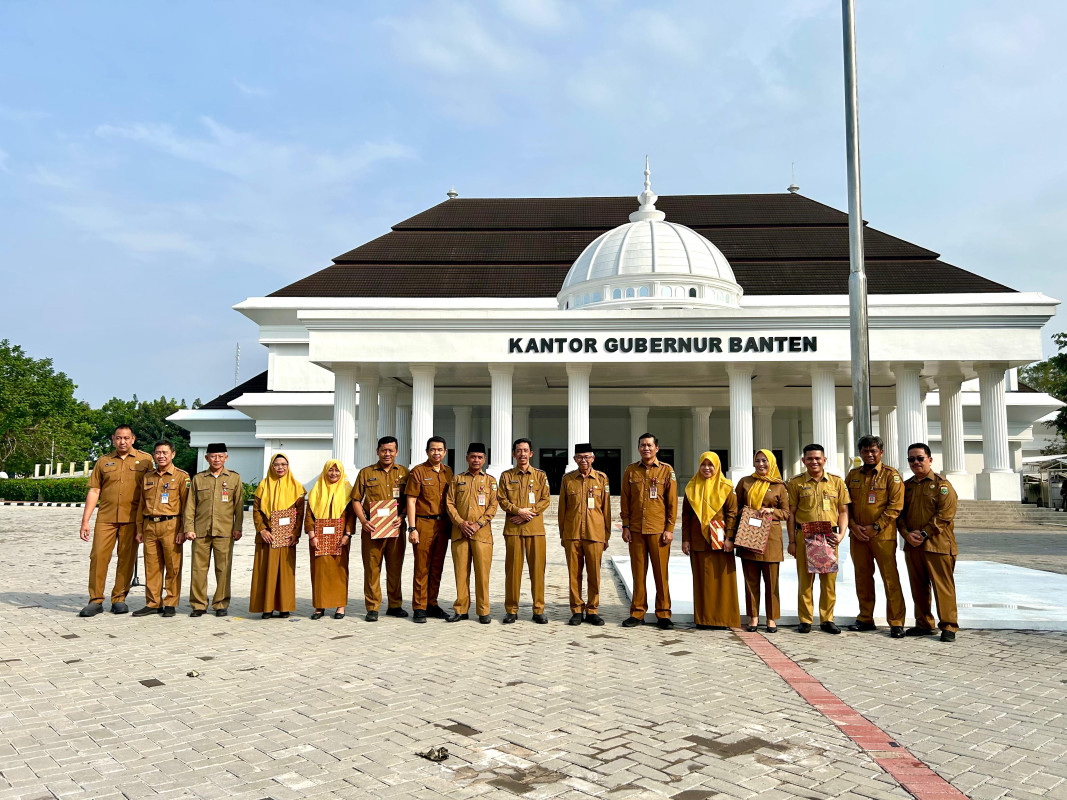 Pelaksanaan Apel Pagi dan Pemberian Penghargaan ASN Teladan Periode Bulan Oktober 2024 di Lingkungan Biro Umum dan Perlengkapan Sekretariat Daerah Provinsi Banten